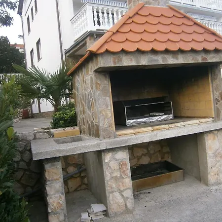 Apartment In Mit Grill, Terrasse Und Garten Und Panoramablick Novi Vinodolski